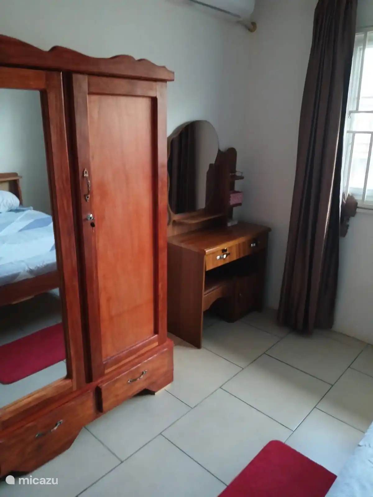 Geräumiges Schlafzimmer mit Doppelbett und einem Einzelbett (Zimmer 2).