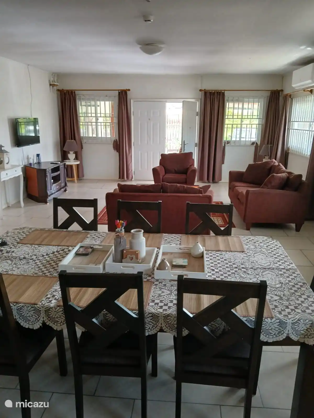 Geräumiger Esstisch für acht Personen