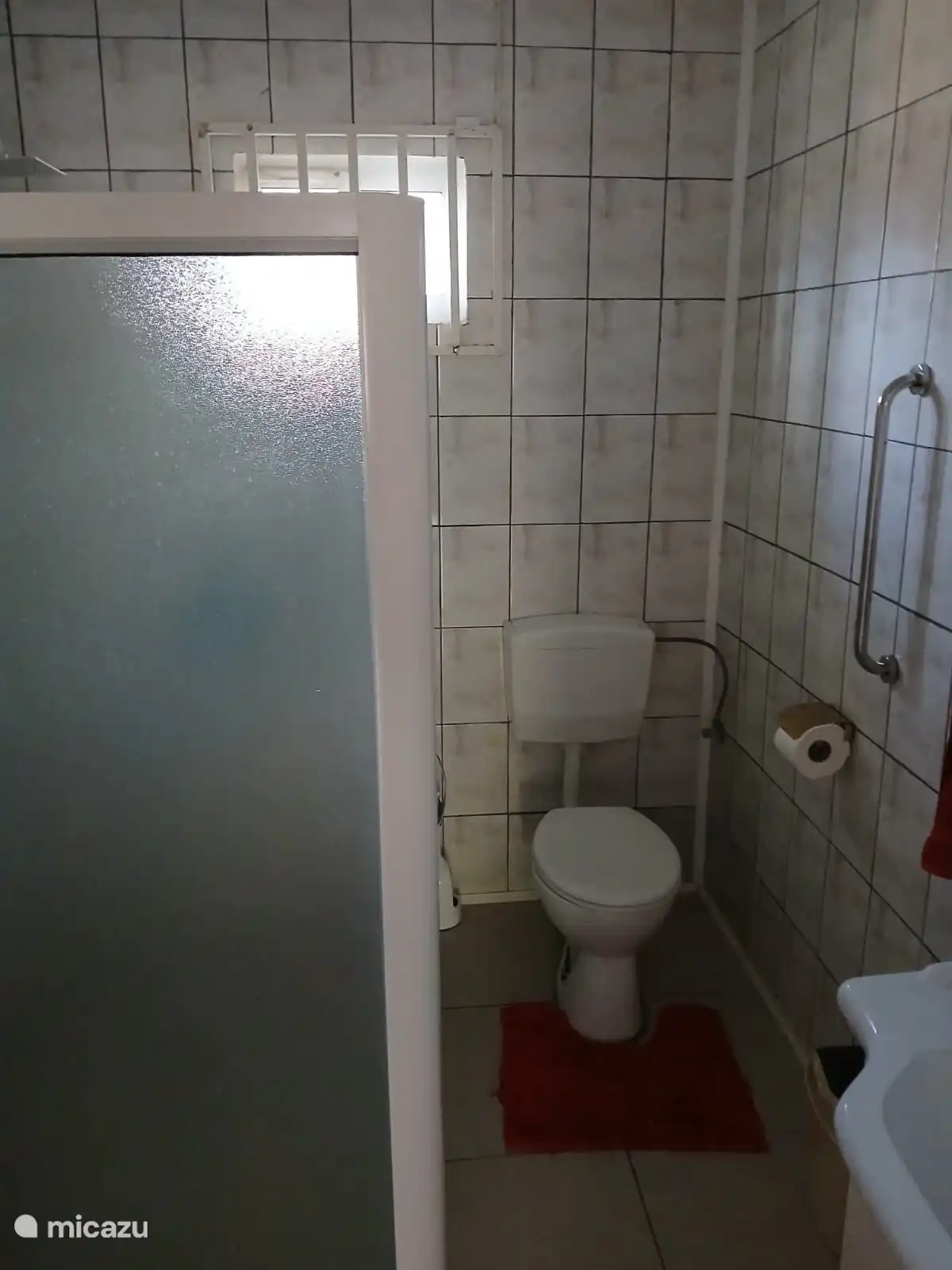 Modernes und geräumiges Badezimmer