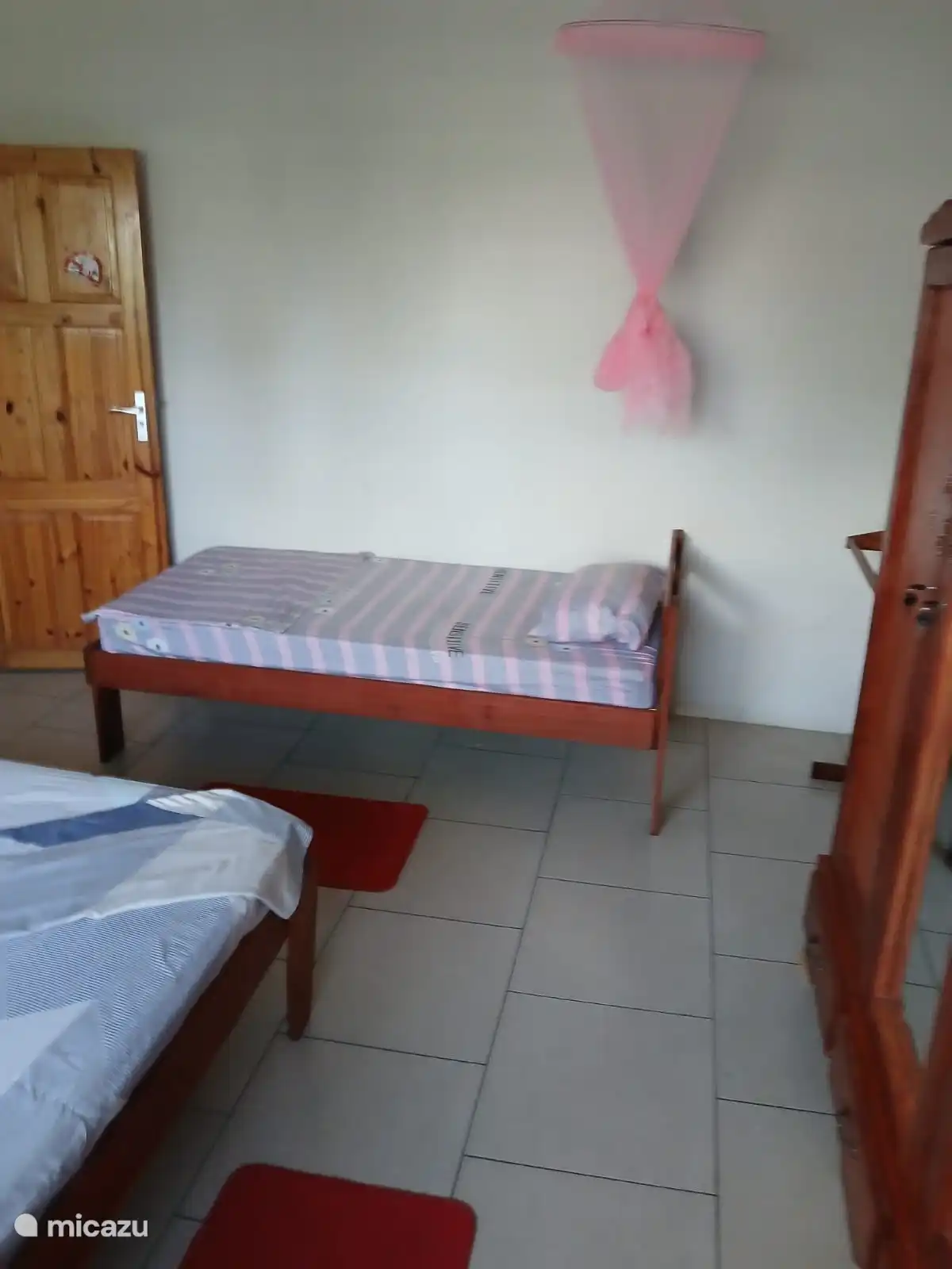 Geräumiges Schlafzimmer mit Doppelbett und einem Einzelbett (Zimmer 2).