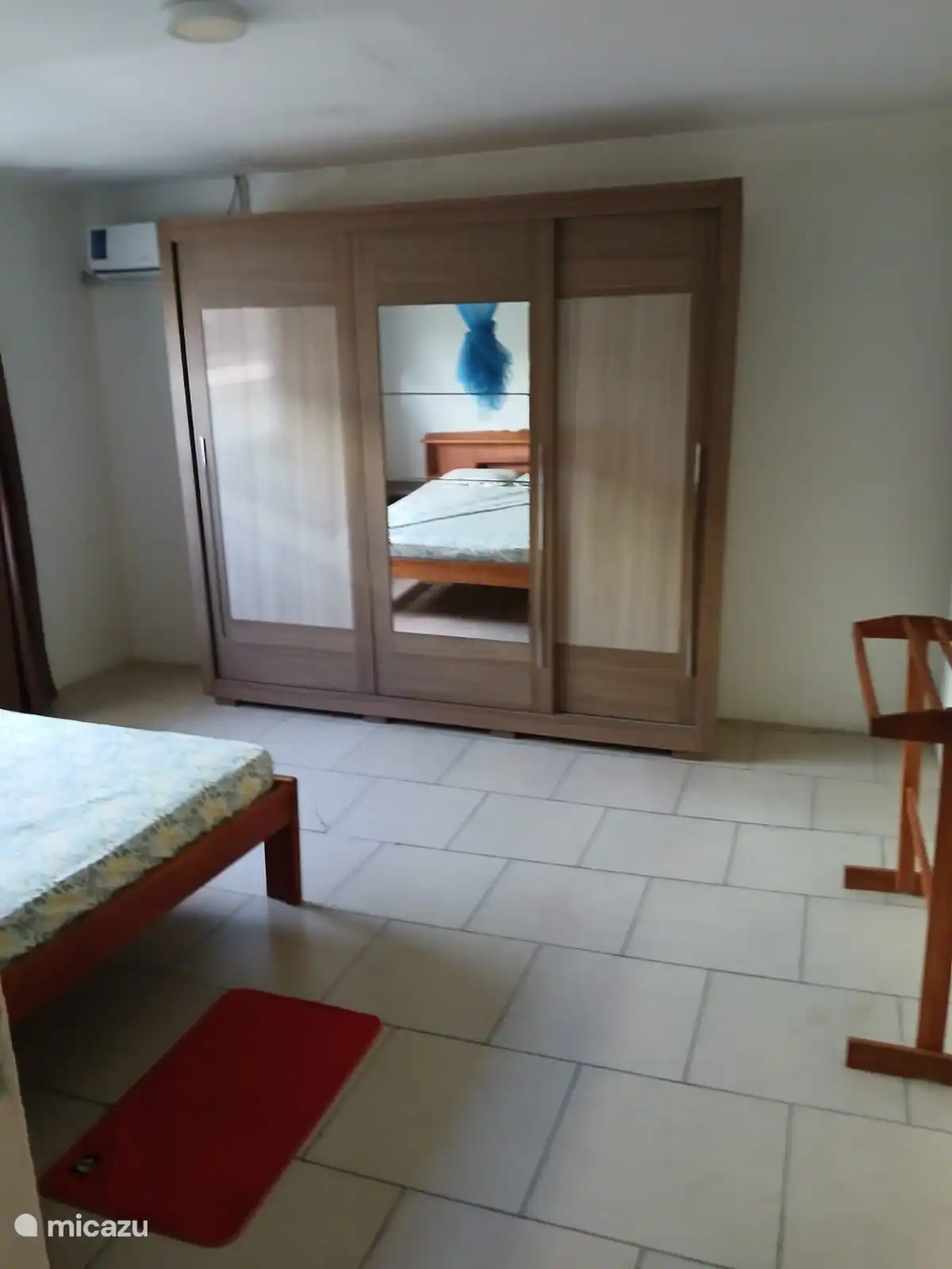 Geräumiges Schlafzimmer mit einem Doppelbett und einem Einzelbett.