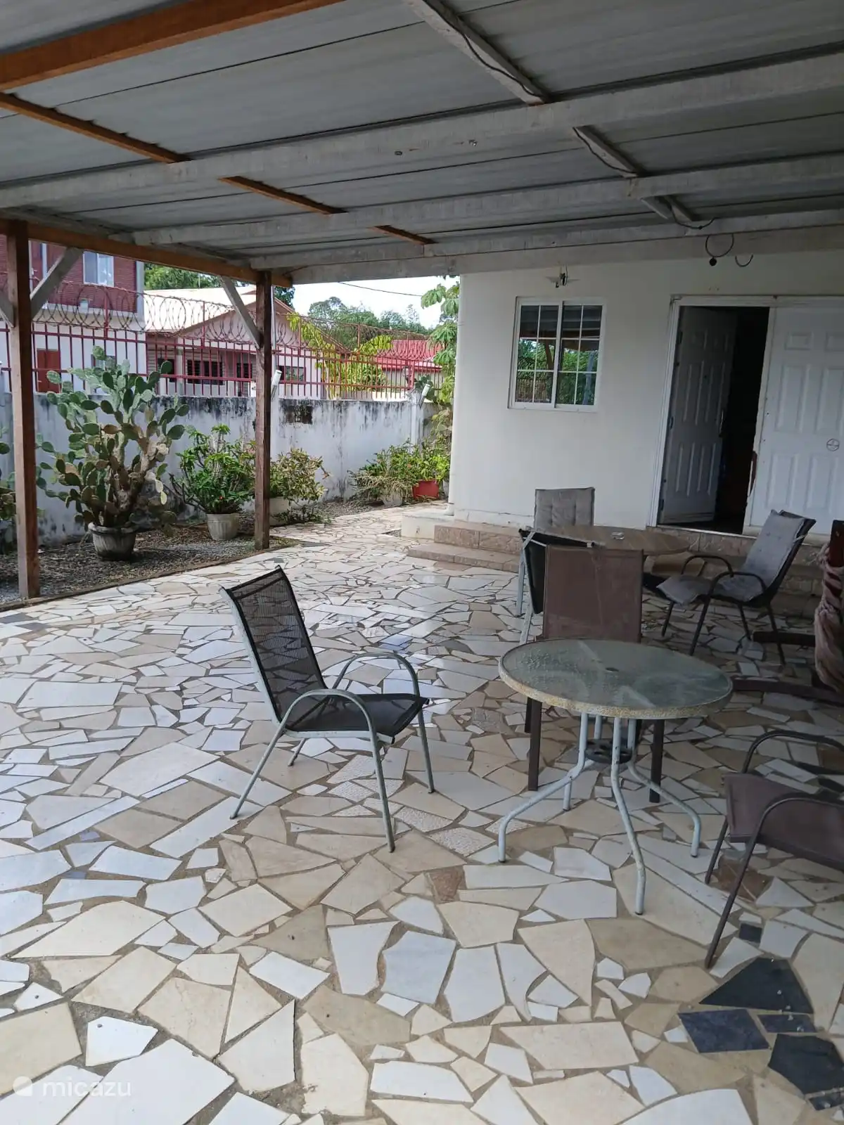 Geräumige Außenterrasse zum Sitzen im Freien.