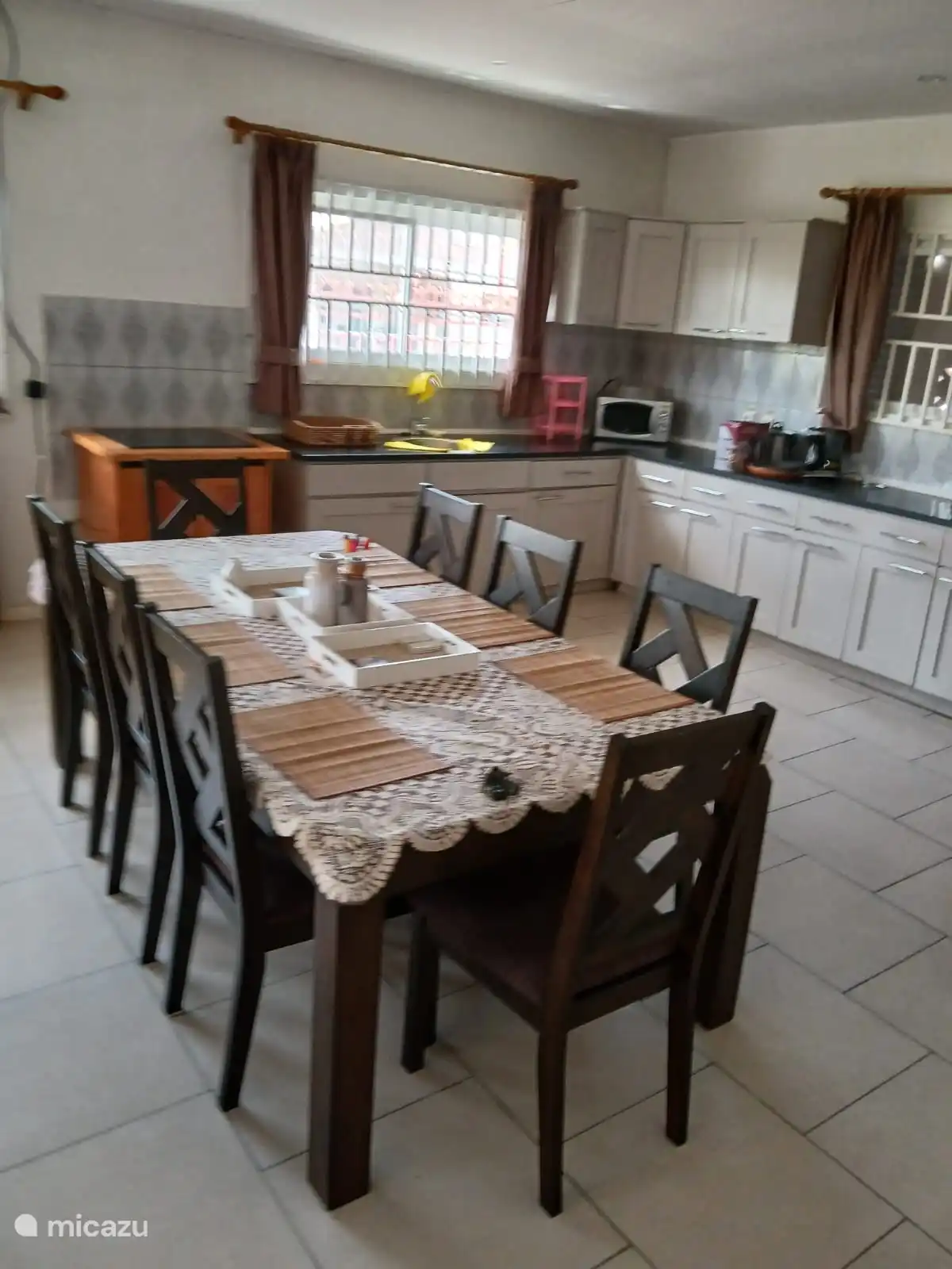 Geräumiger Esstisch für acht Personen