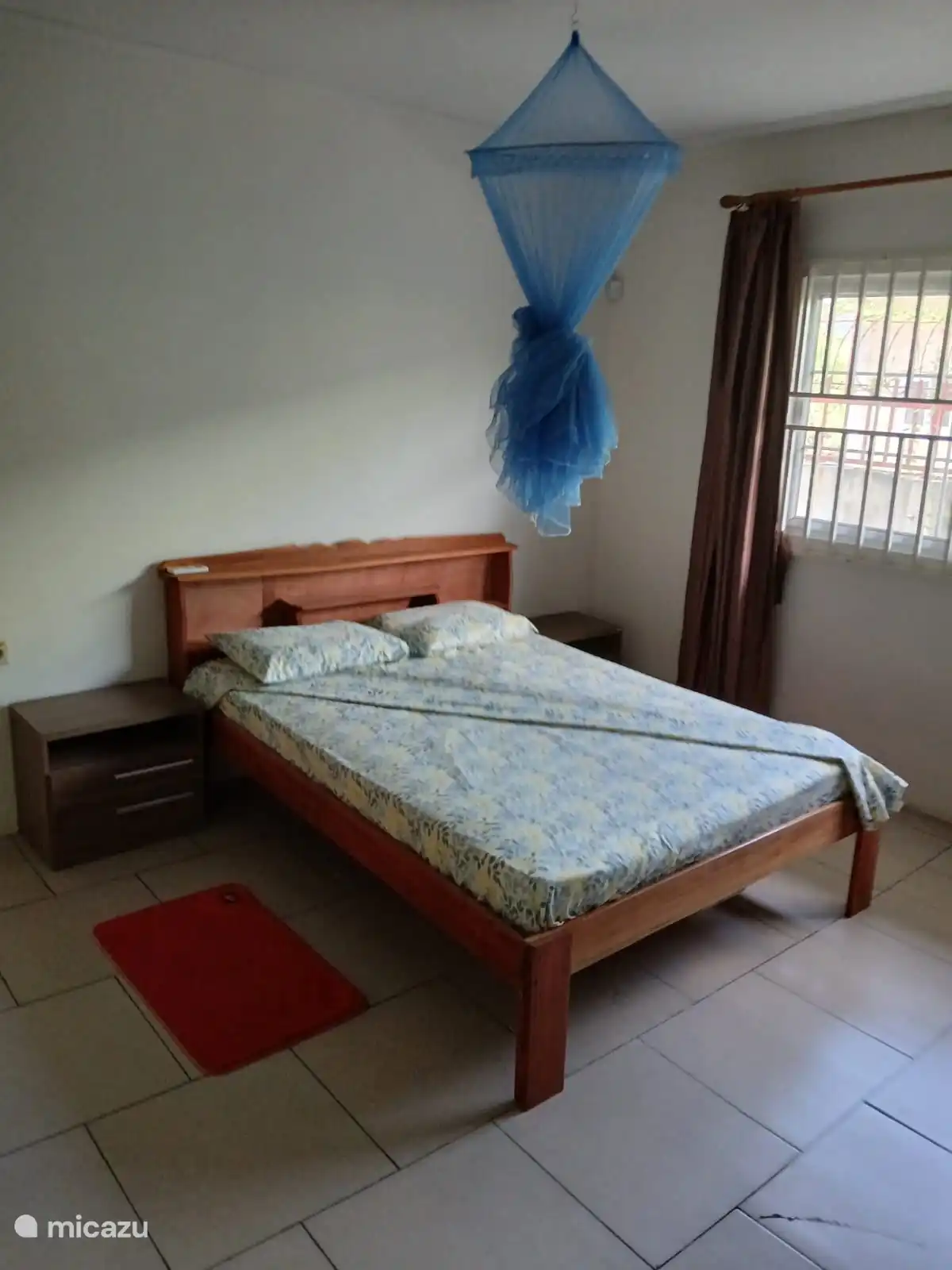 Geräumiges Schlafzimmer mit Doppelbett (Zimmer 1).