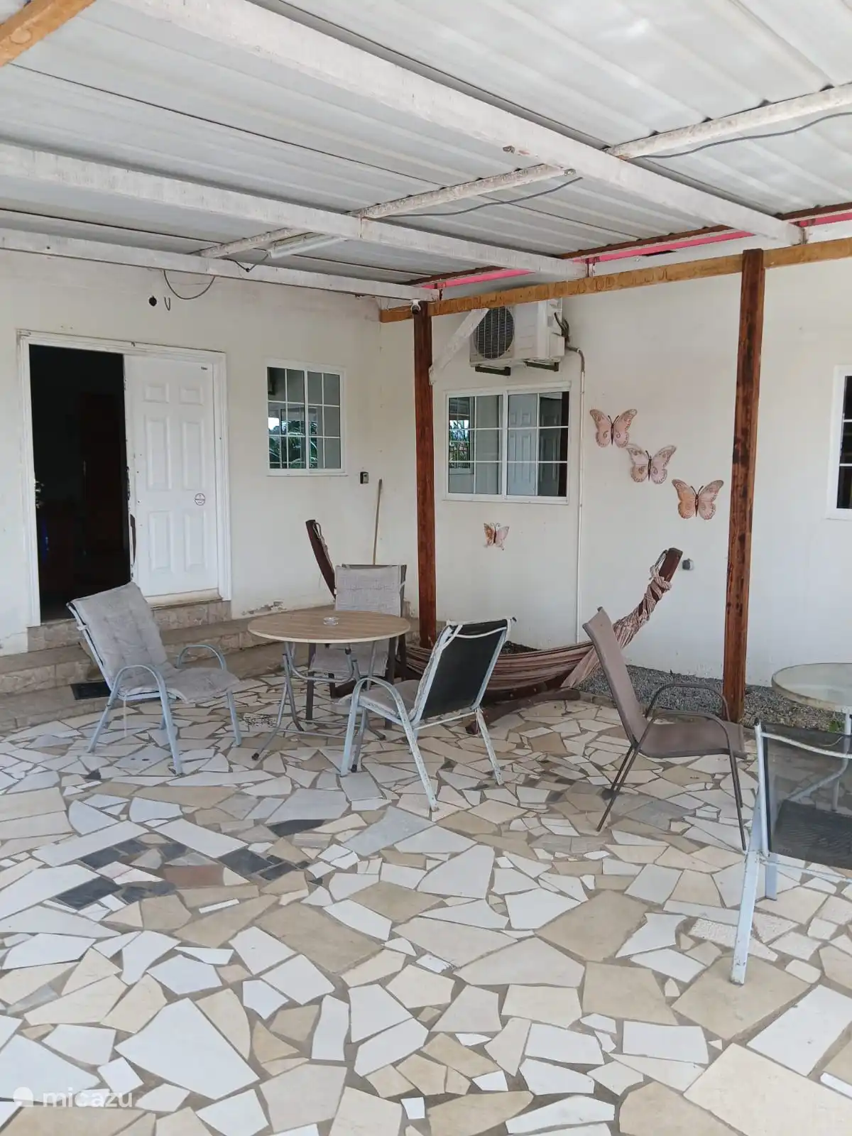 Geräumige Außenterrasse zum Sitzen im Freien.