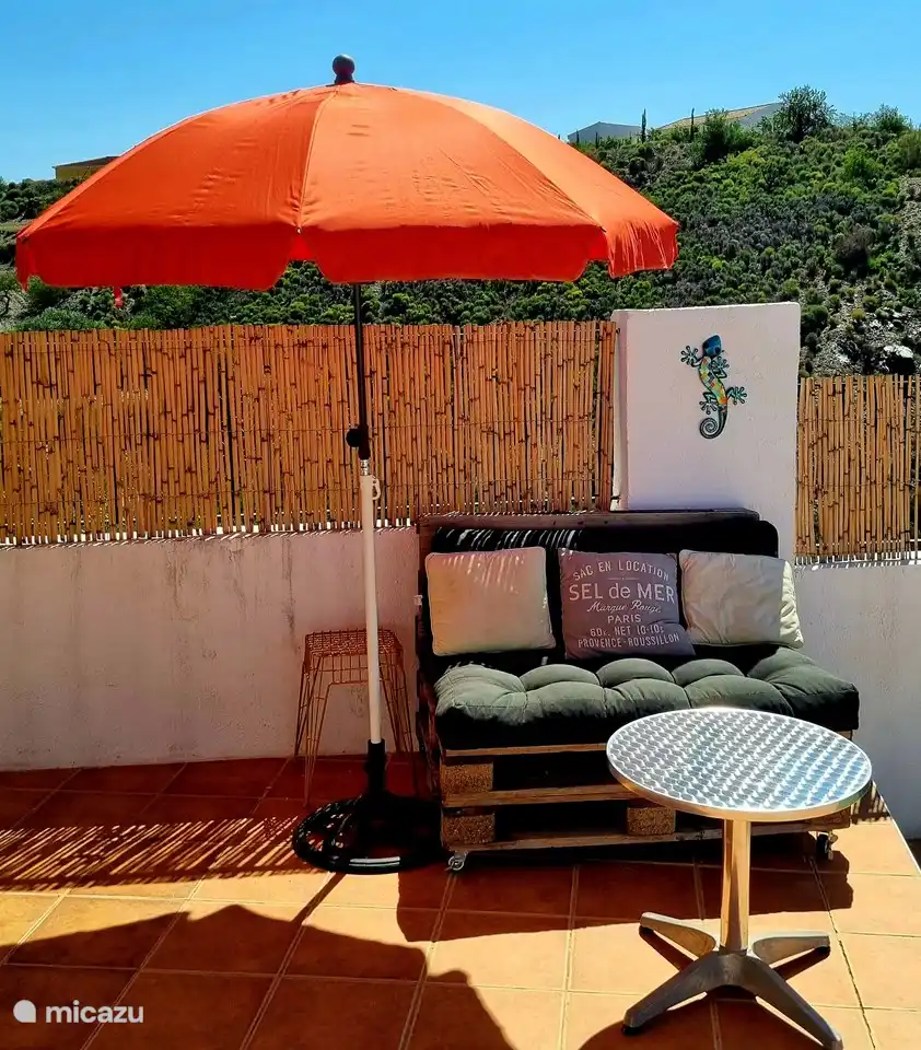 Pallet bench at the pool bar