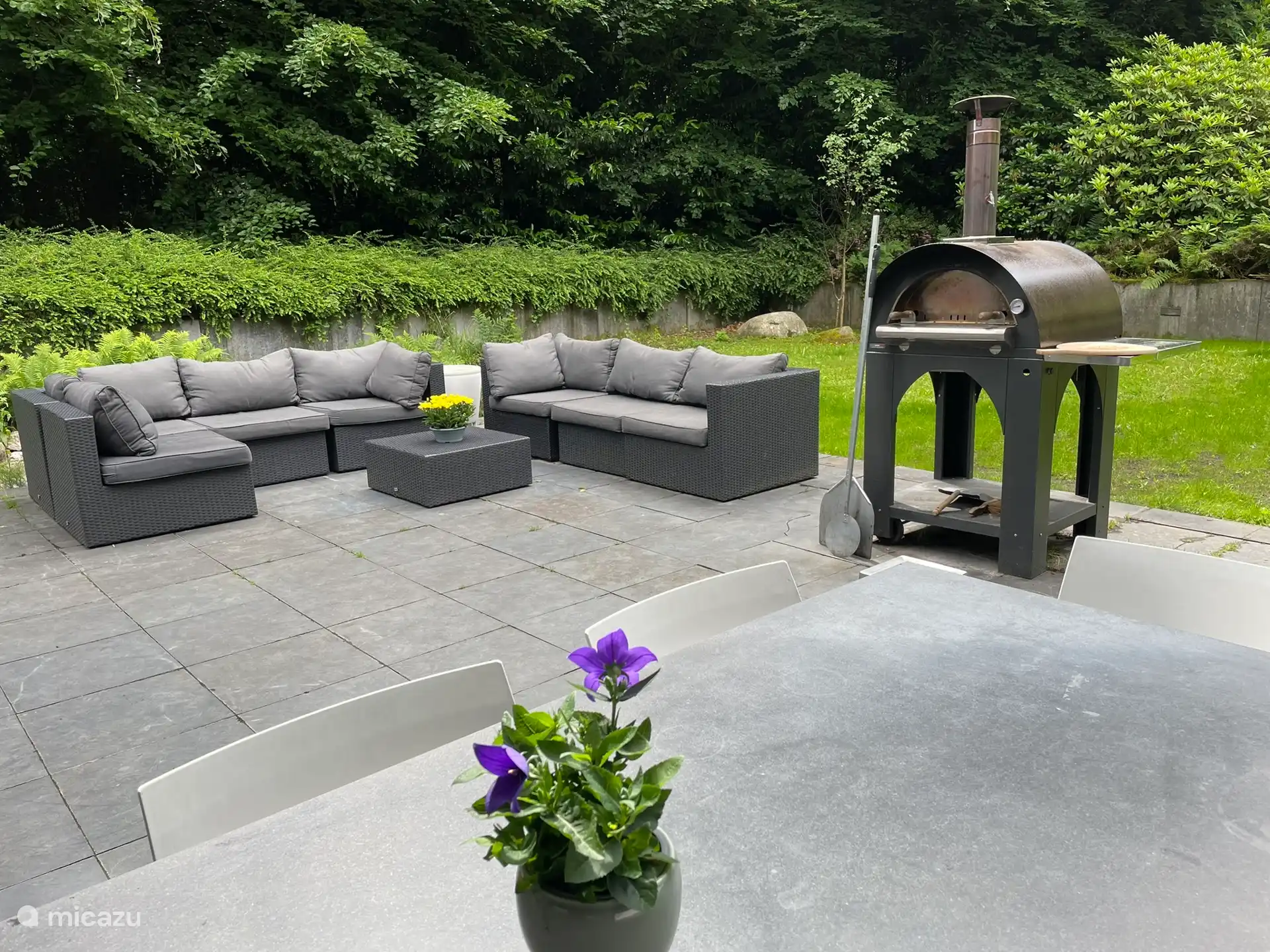 terras met pizza-oven die gehuurd kan worden