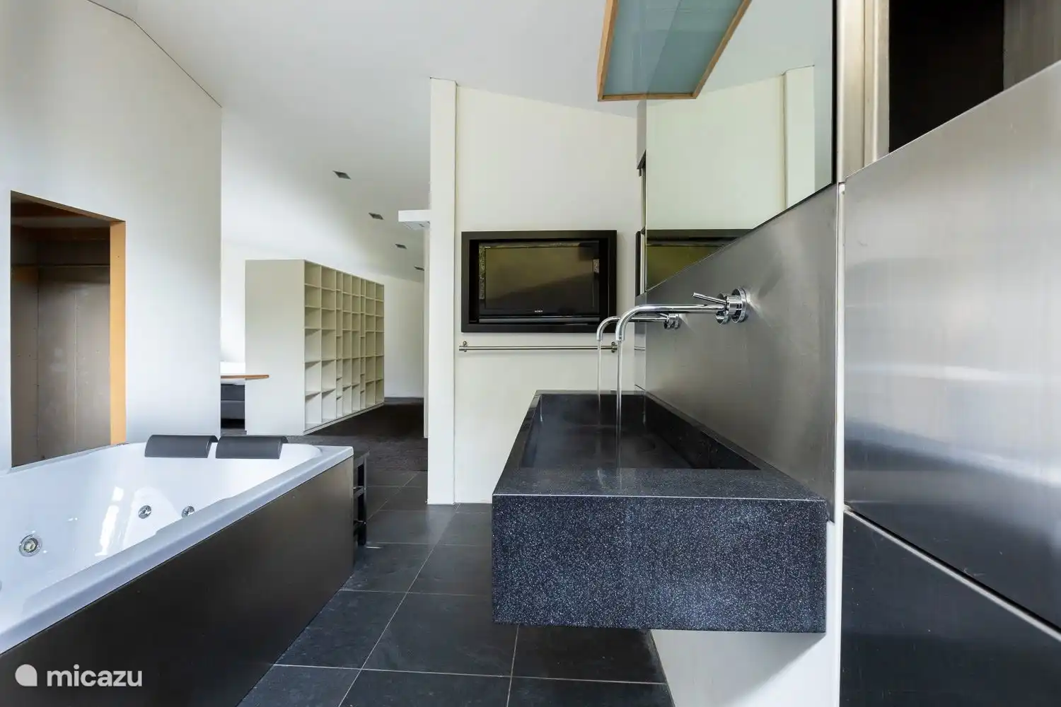 Badkamer eerste verdieping met tweepersoonsjacuzzi bad