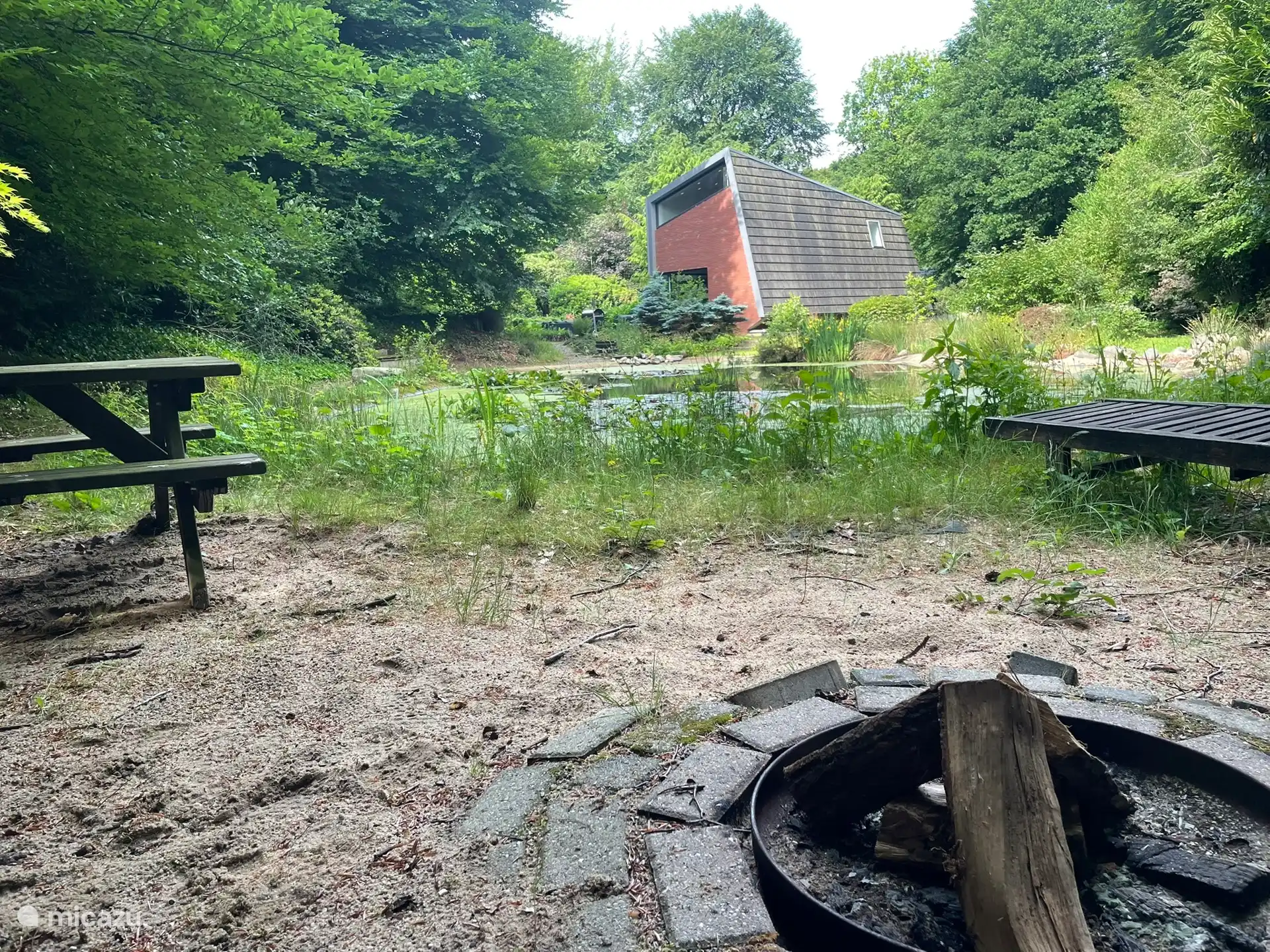 kampvuurplek aan het water