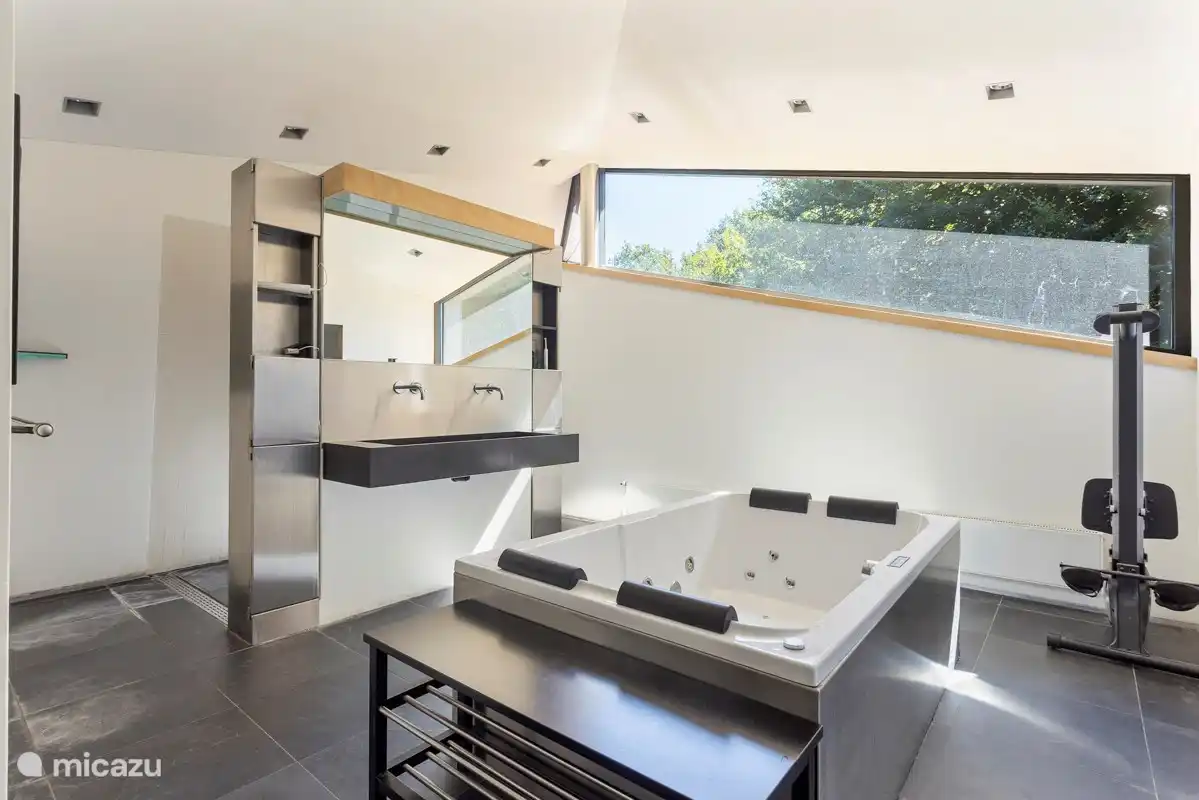 Badkamer met jacuzzi