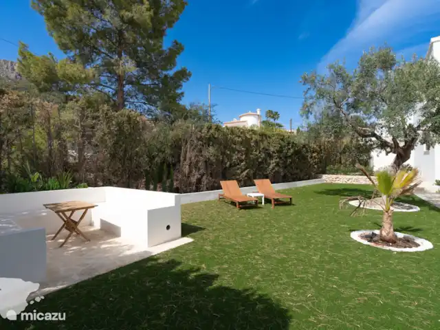 Villa Solmar huren in Spanje, Costa Blanca, Calpe - villa Verschillende zitjes zijn aanwezig in de tuin