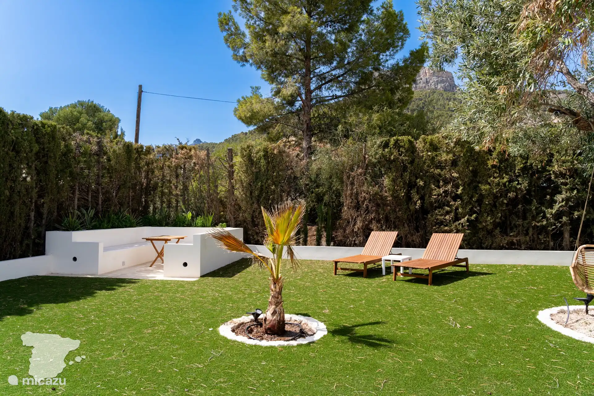 Im Garten stehen mehrere Sitzgelegenheiten zur Verfügung