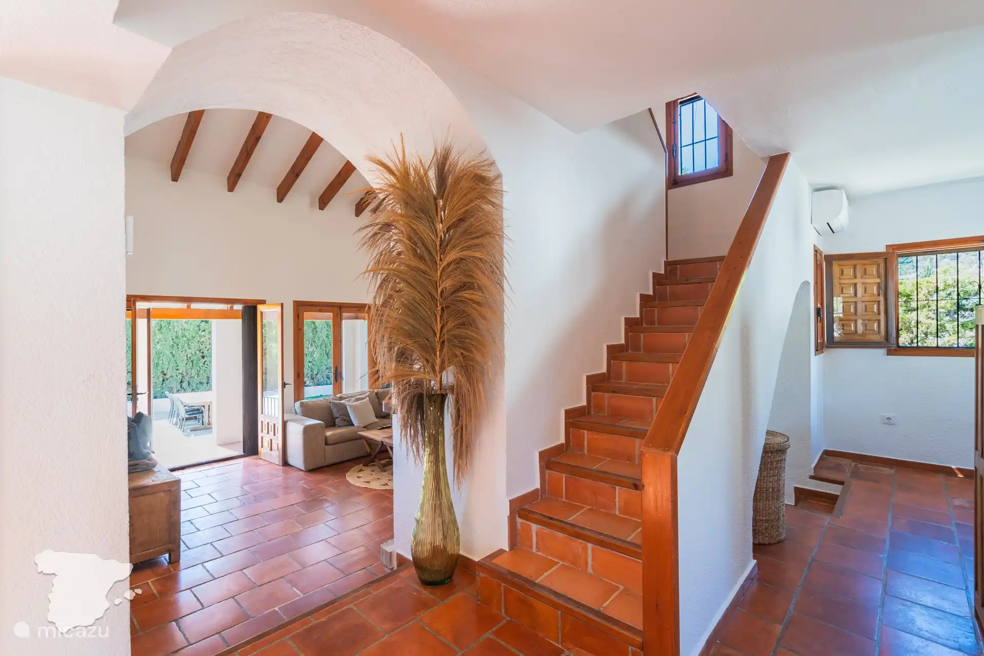 Sie betreten den Flur mit der Küche und dem Esszimmer auf der rechten Seite und dem Wohnzimmer auf der linken Seite.