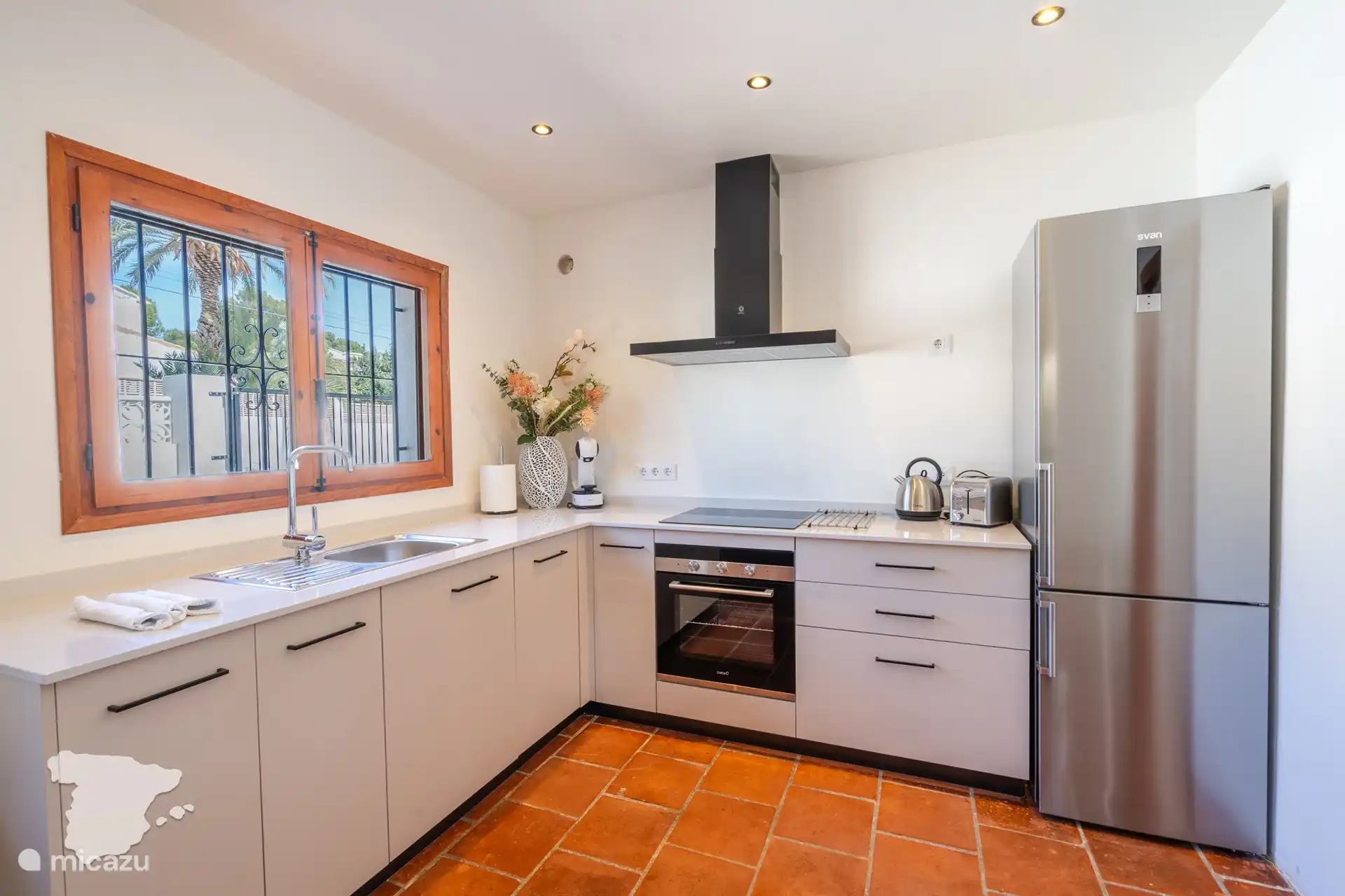 Voll ausgestattete Küche