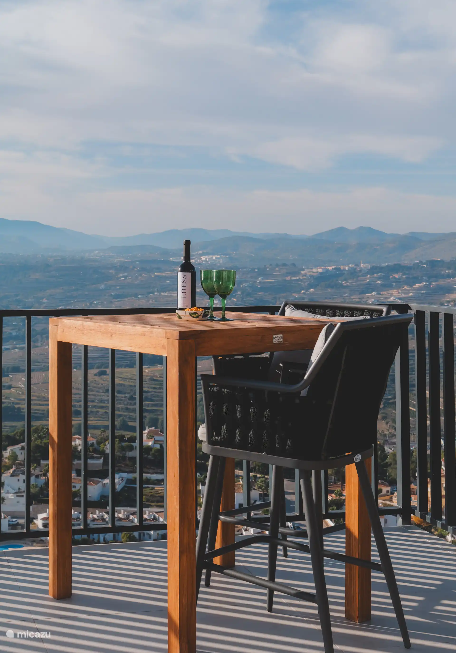 Ein Glas Wein am Bartisch genießen