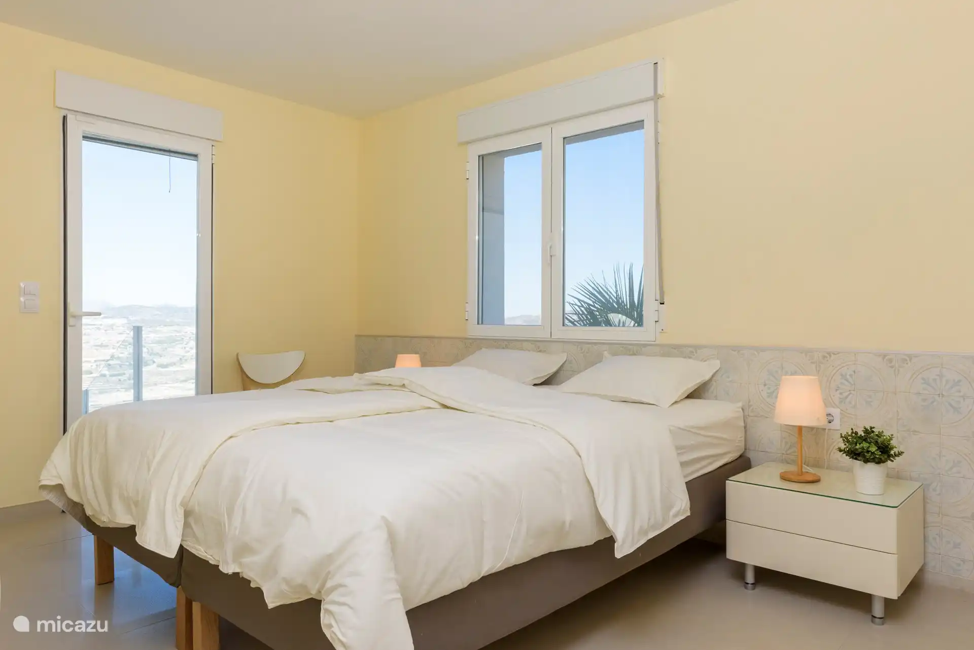 Schlafzimmer mit Zugang zur Terrasse