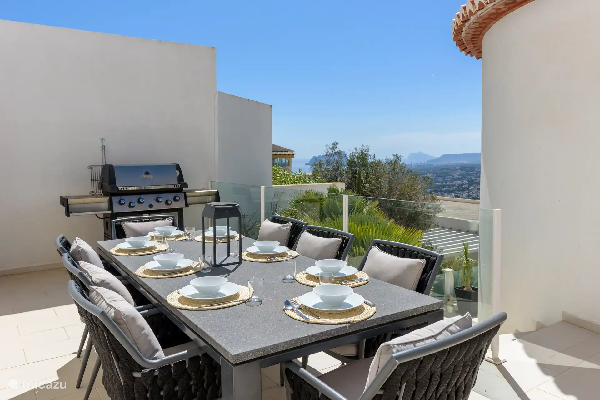 Terrasse mit Esstisch und Grill