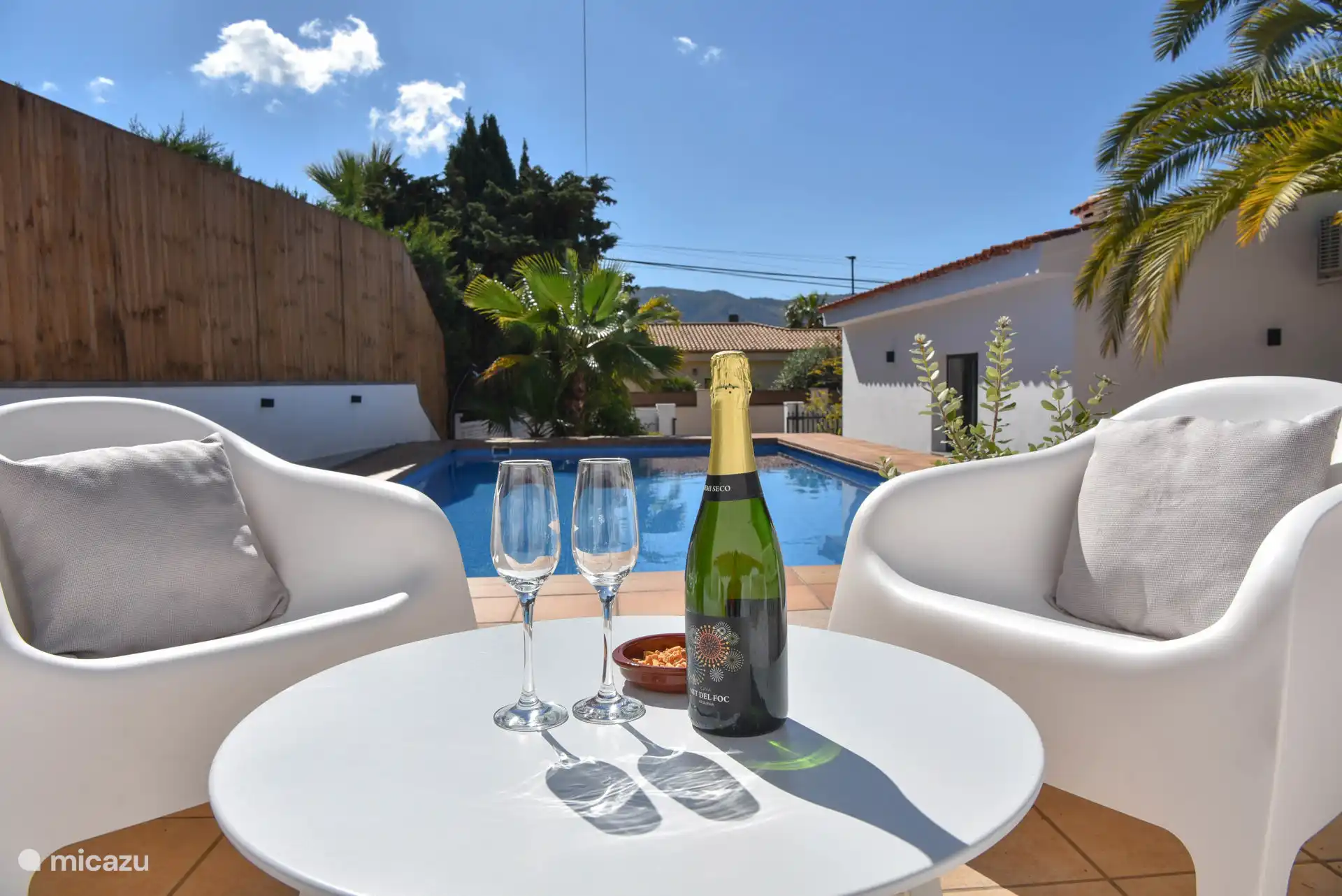 Piscina con set de salón