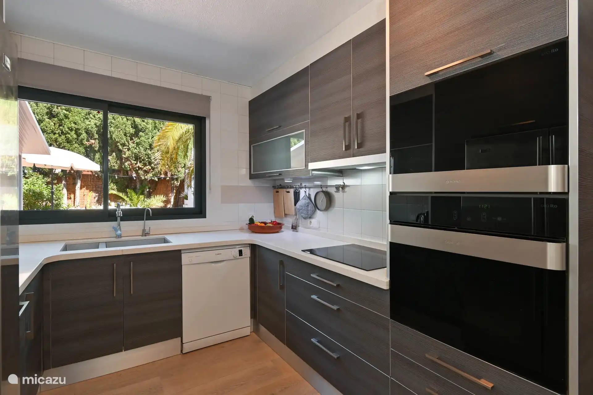 Cocina con electrodomésticos empotrados