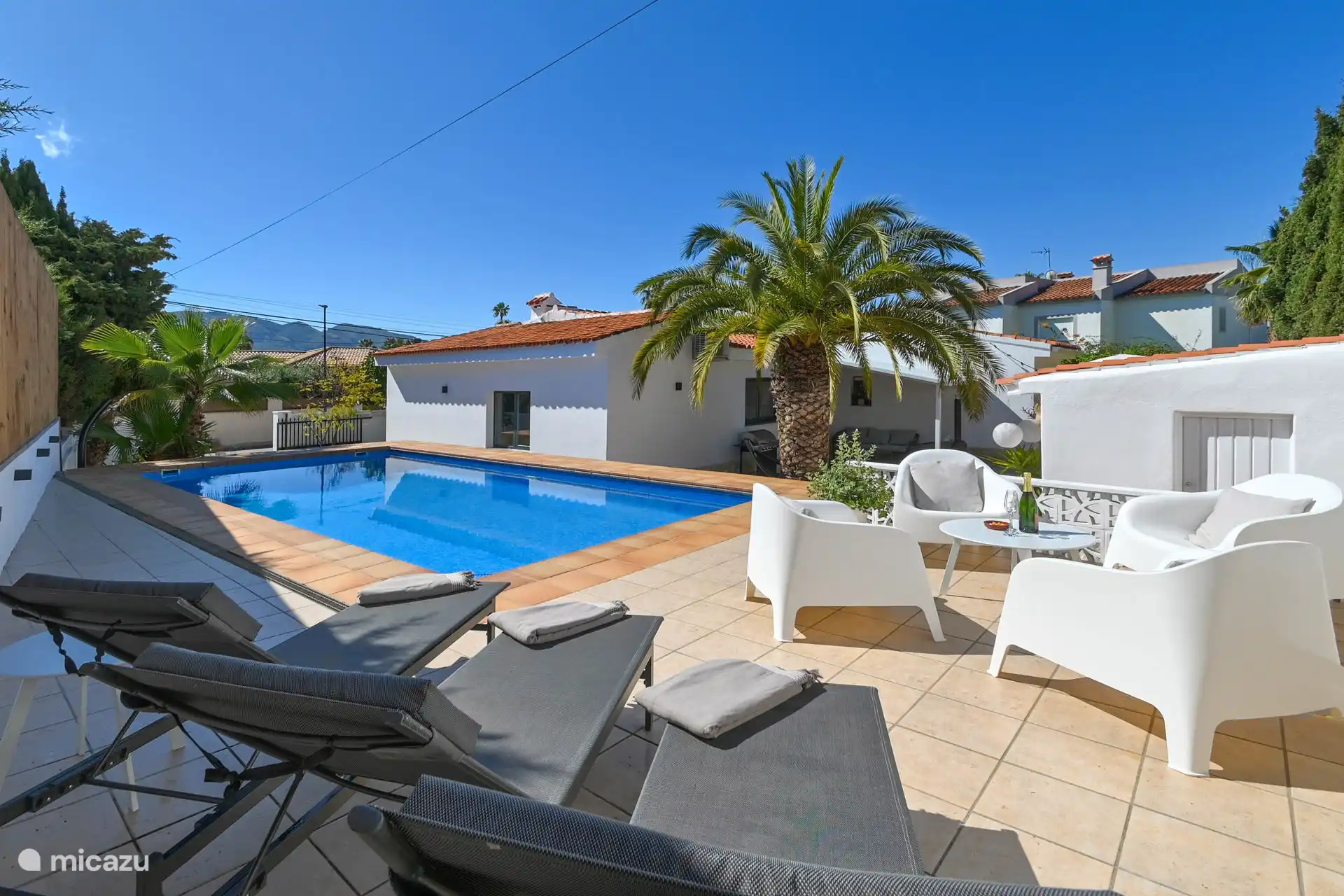 Piscina con solárium