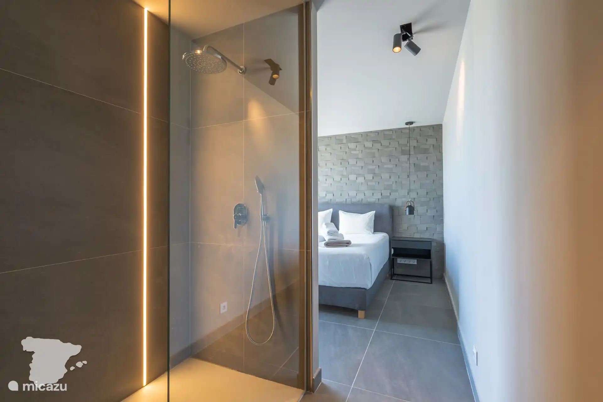 Slaapkamer met ensuite badkamer