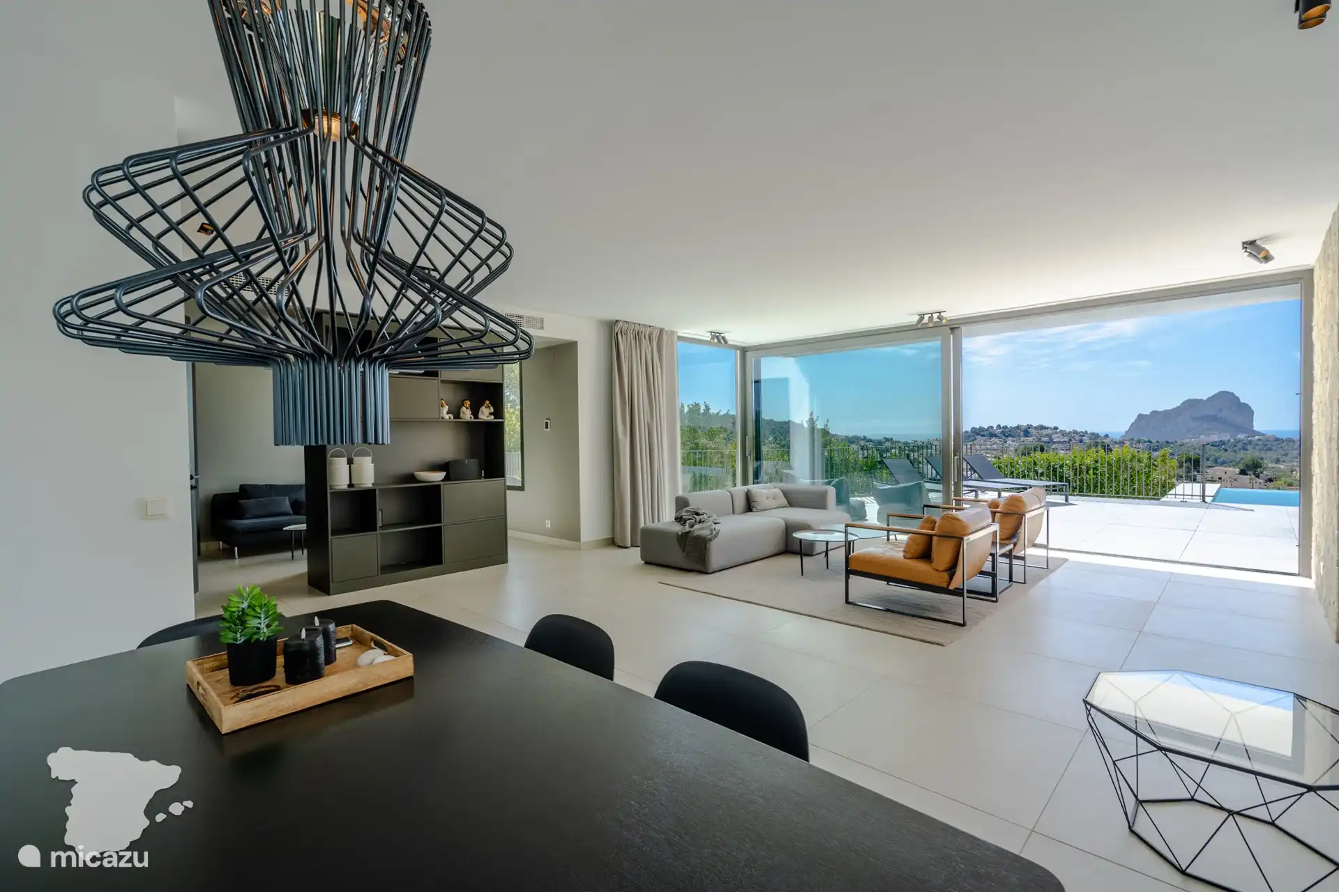 Prachtige open leefruimte die naadloos overgaat in de buitenruimte