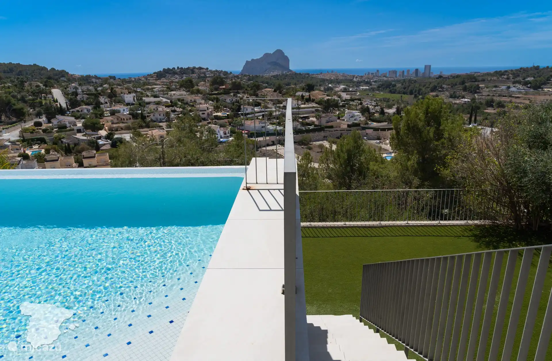 De trap naast het zwembad loopt naar een extra terreintje met kunstgras