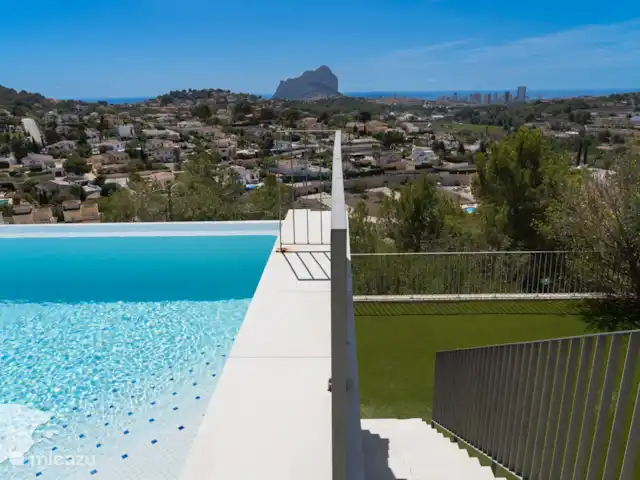 Perla | Espagne, Costa Blanca, Calpe - villa Les escaliers à côté de la piscine mènent à un espace supplémentaire avec du gazon artificiel