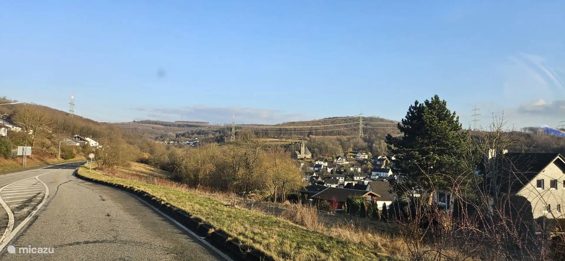 Bald sind Sie da! Rechts im Tal ganz malerisch liegt Ihre Ferienwohnung.