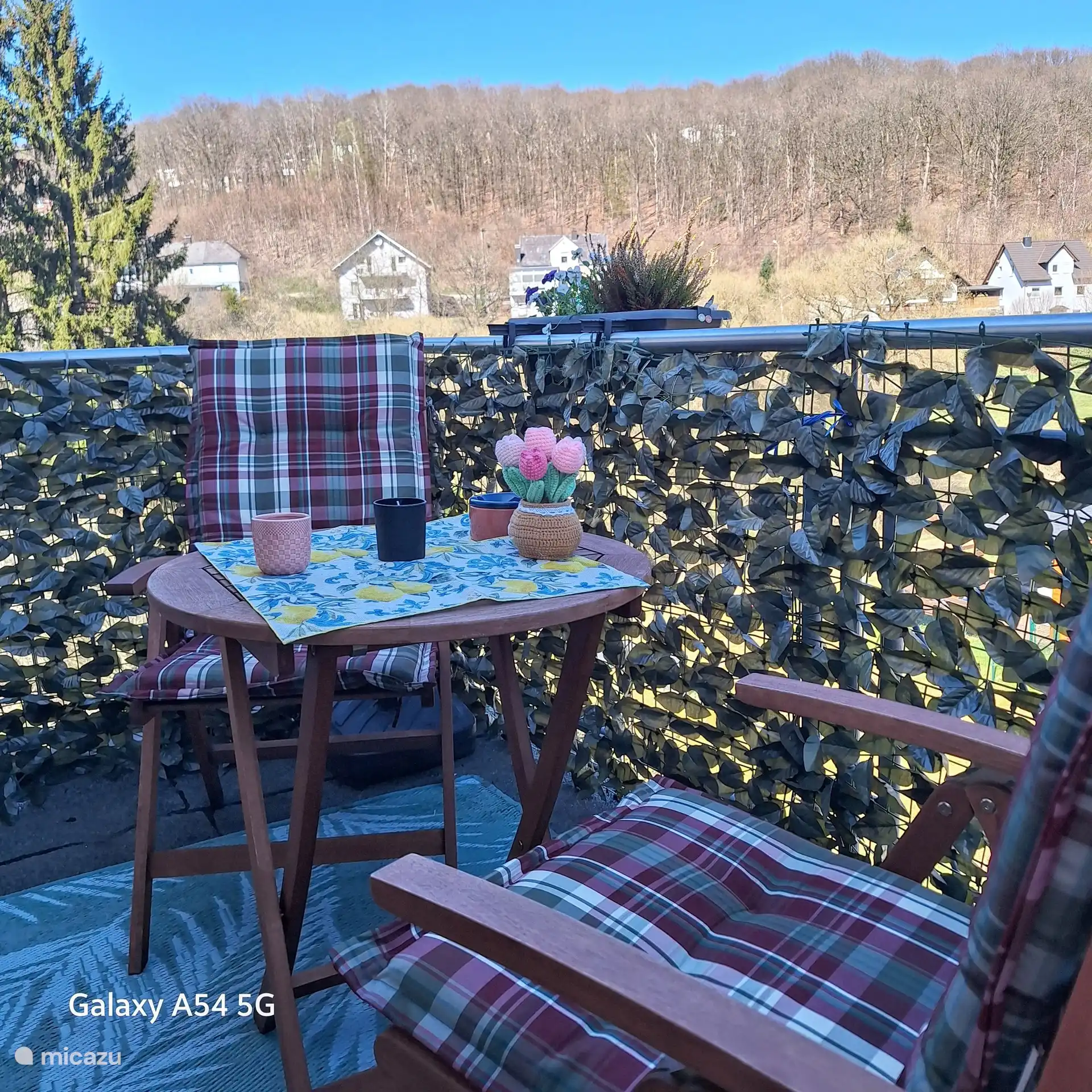 Ihr schöner, gemütlicher Balkon, auf dem Sie rauchen dürfen. 