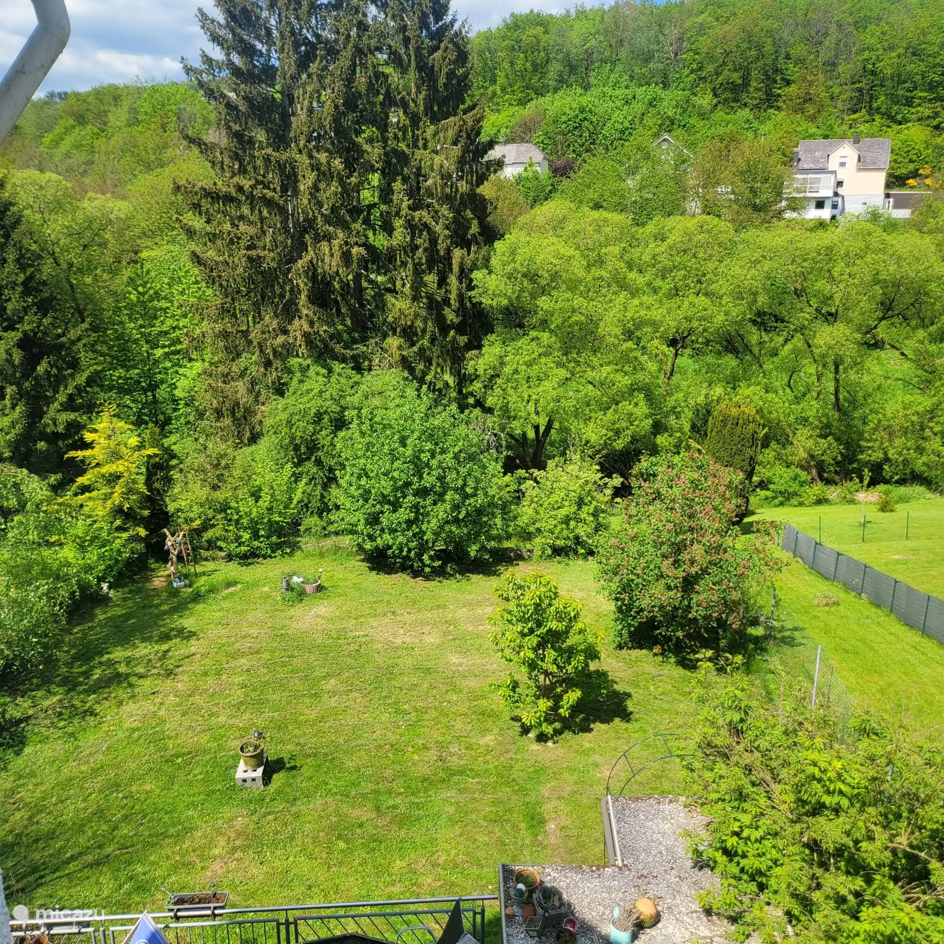 Blick auf unseren Garten von Ihrem Balkon aus.
