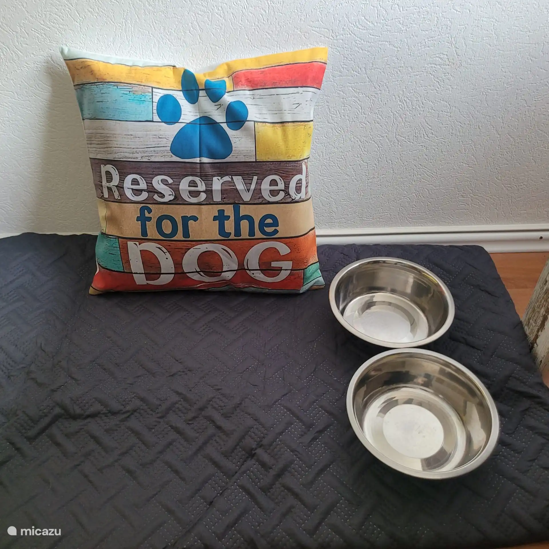 Für Ihren Hund gibt es auf Anfrage Bett und Schalen, gerne auch Trockenfutter, Barf und Nassfutter.