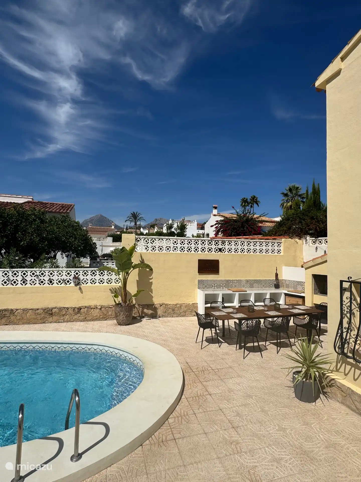 Piscina y cocina exterior