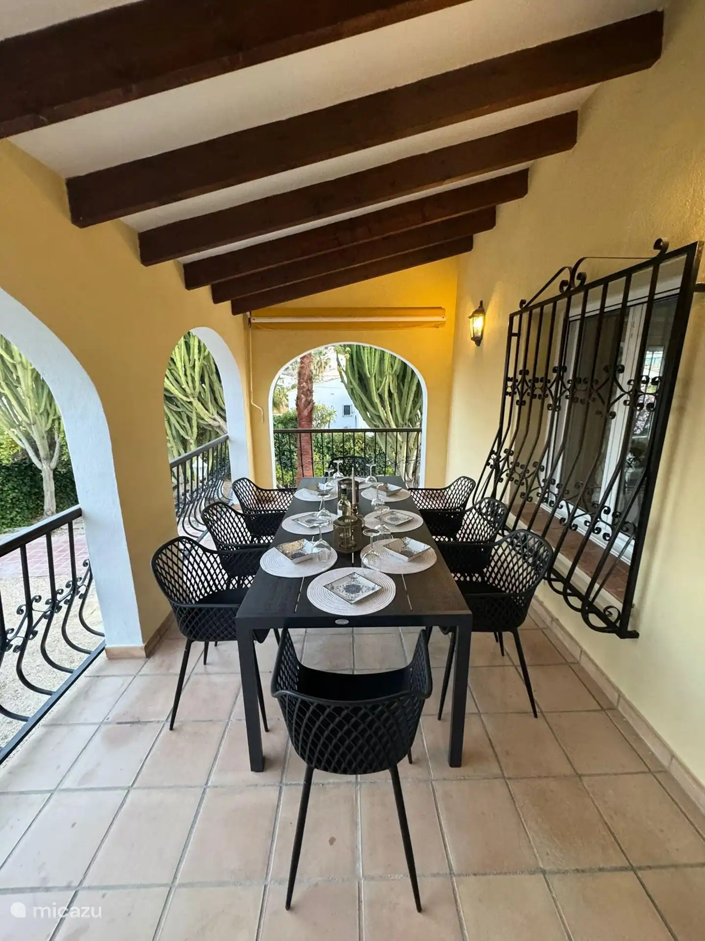 Comedor en la parte delantera de la casa