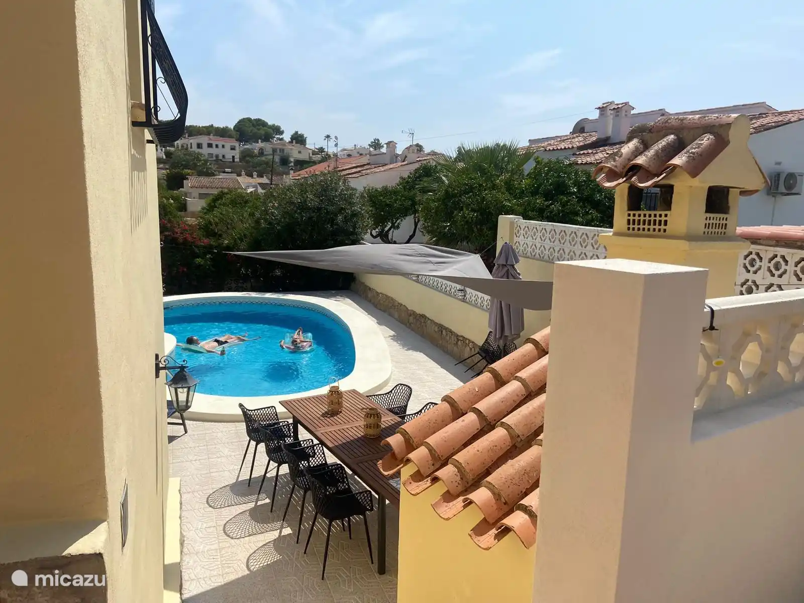 Piscina y cocina exterior