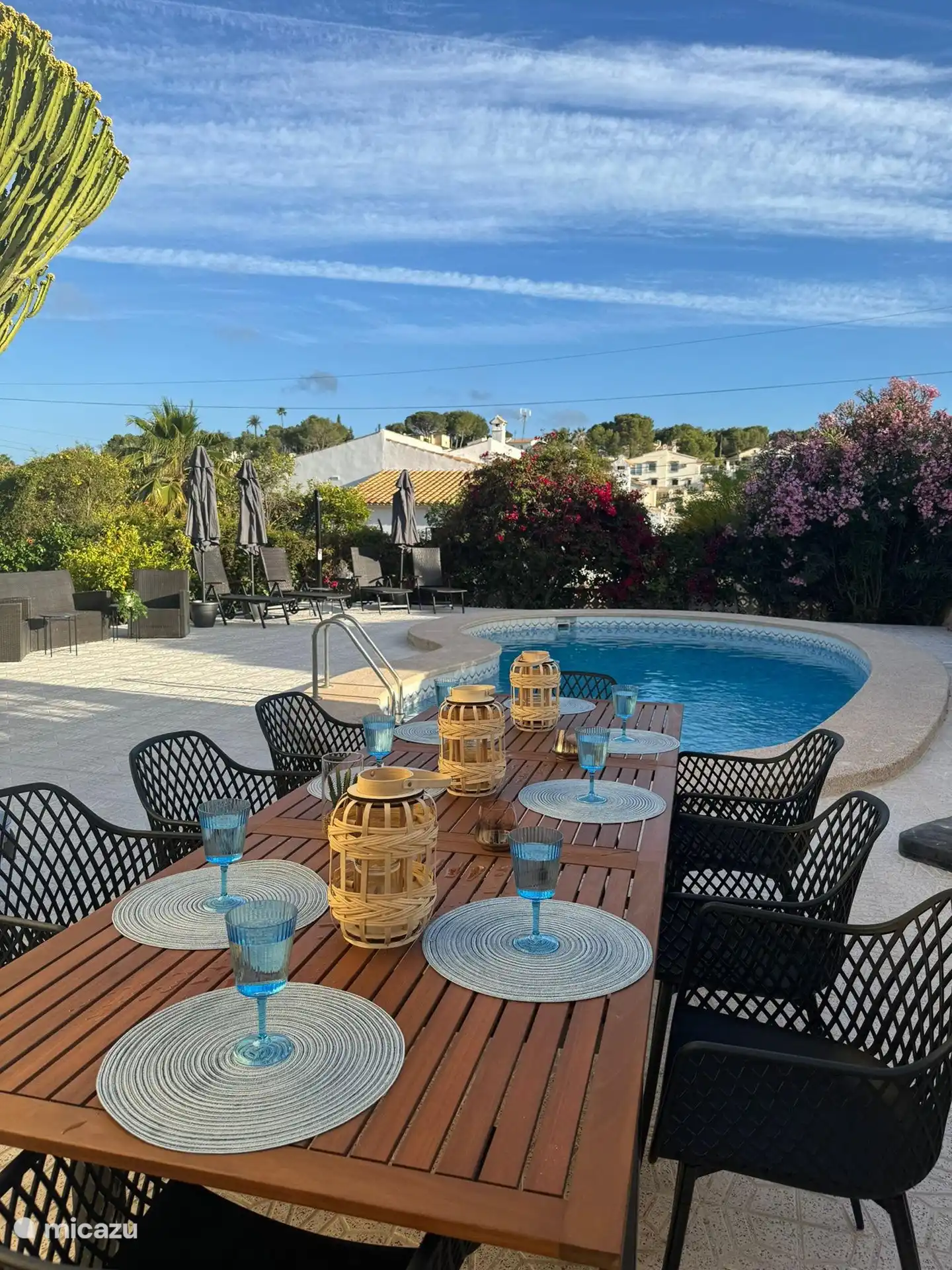 Terraza exterior y piscina