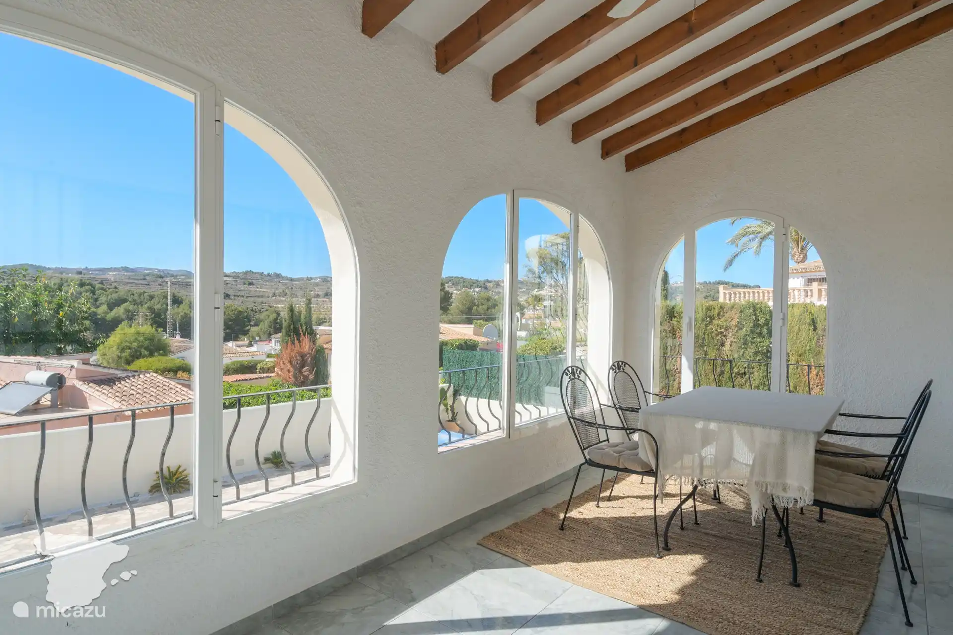 Arriba: comedor adicional con hermosas vistas.