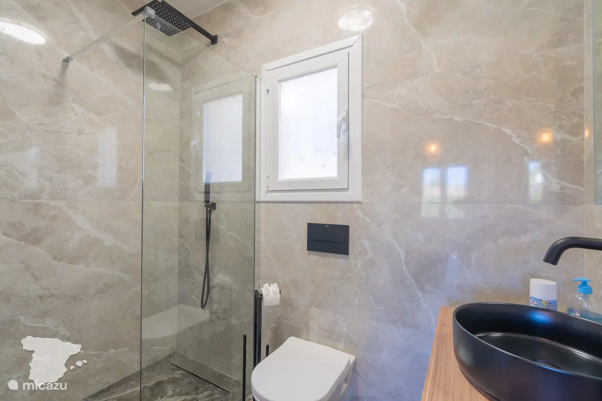 Planta alta: baño privado.