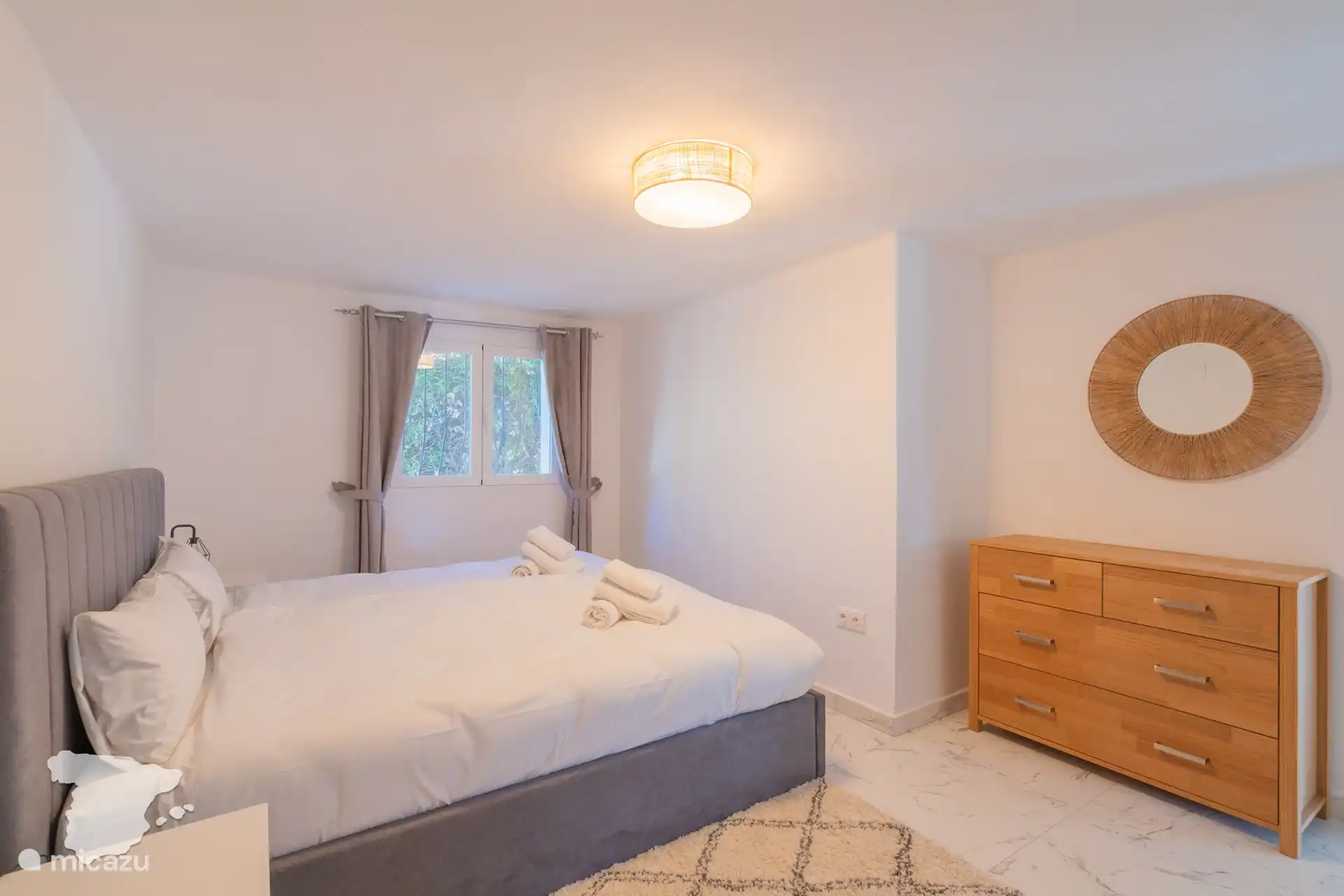 Arriba: dormitorio 2