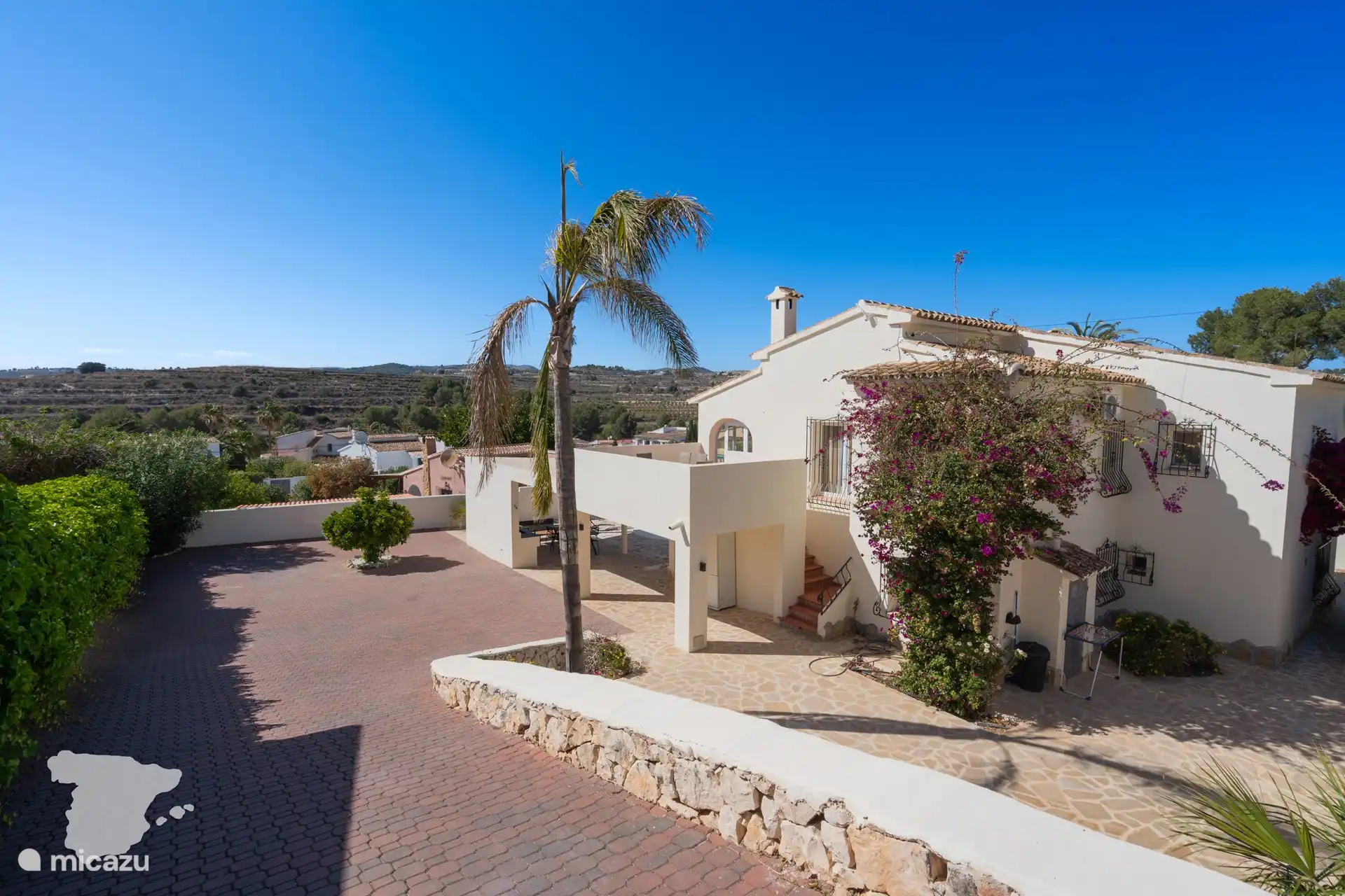 Entrada privada y jardín Casa Lola