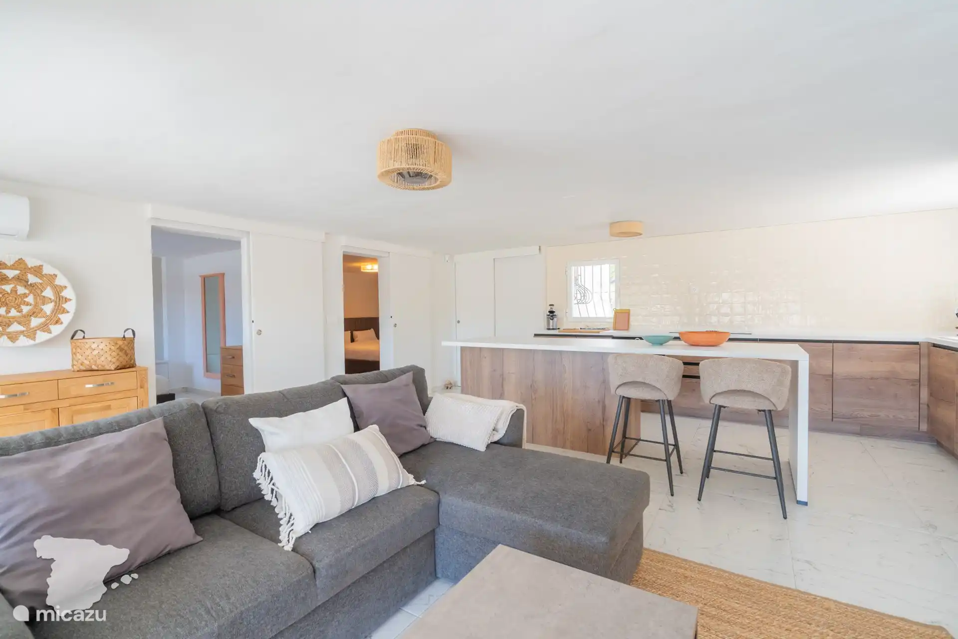 Abajo: sala de estar y detrás la cocina abierta.