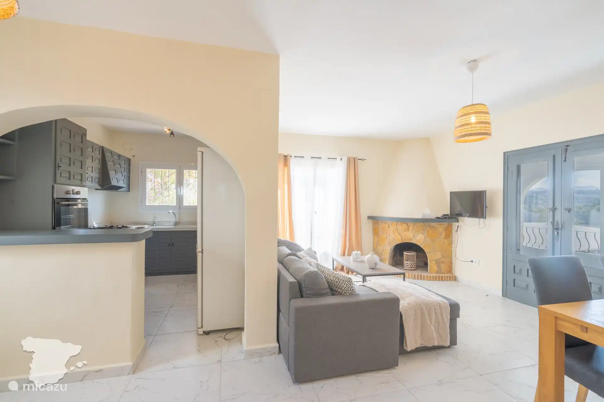 Arriba: sala de estar abierta