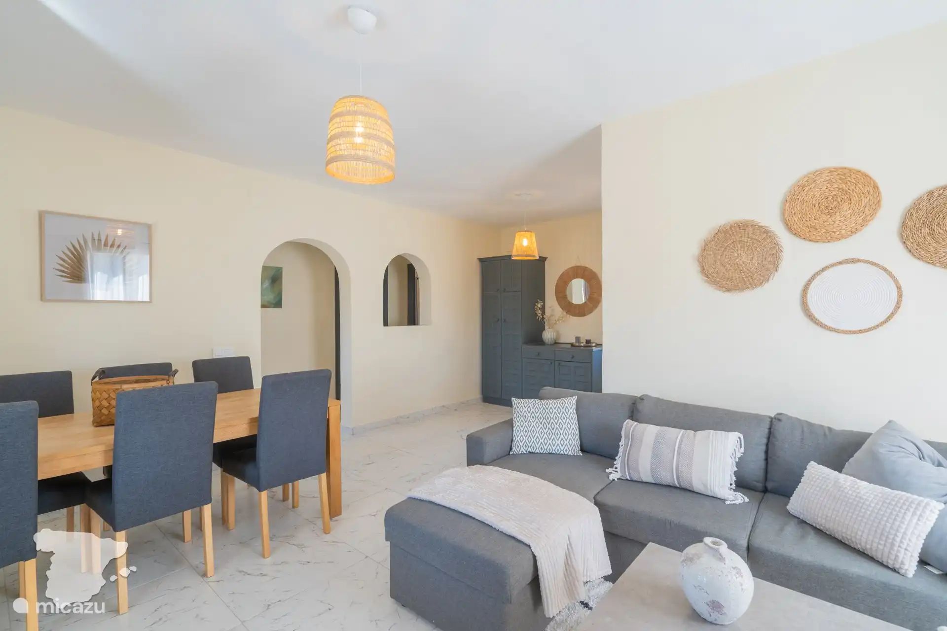 Arriba: sala de estar abierta