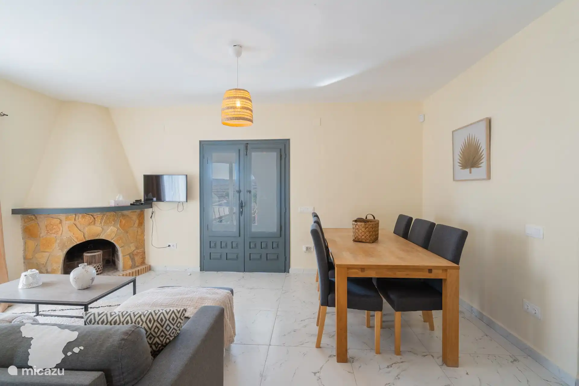 Arriba: sala de estar abierta