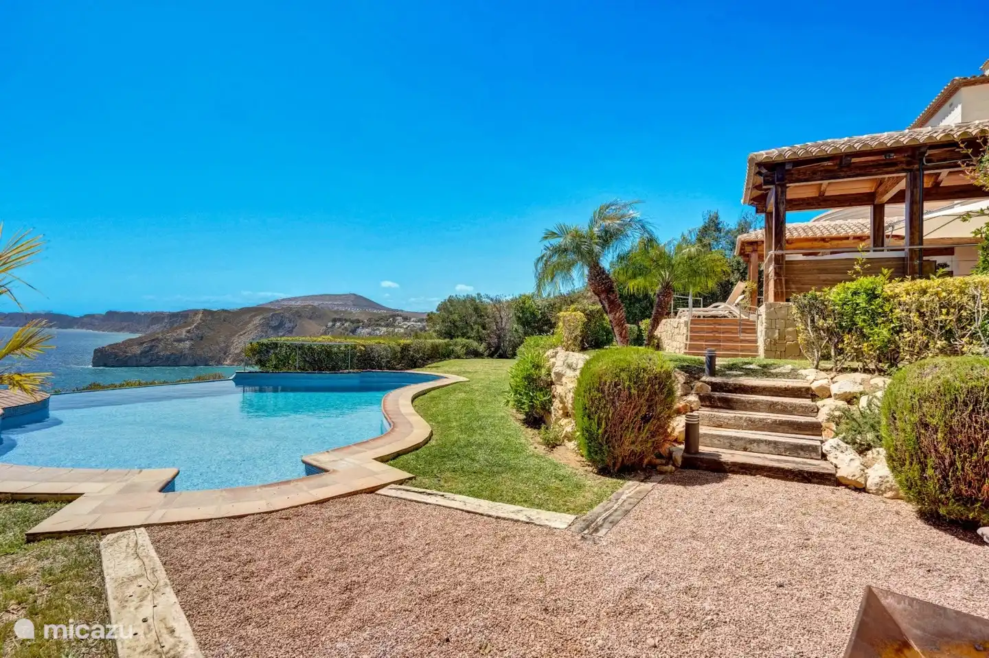 Piscina infinita privada, ubicada ligeramente más baja que la terraza principal y con hermosas vistas.