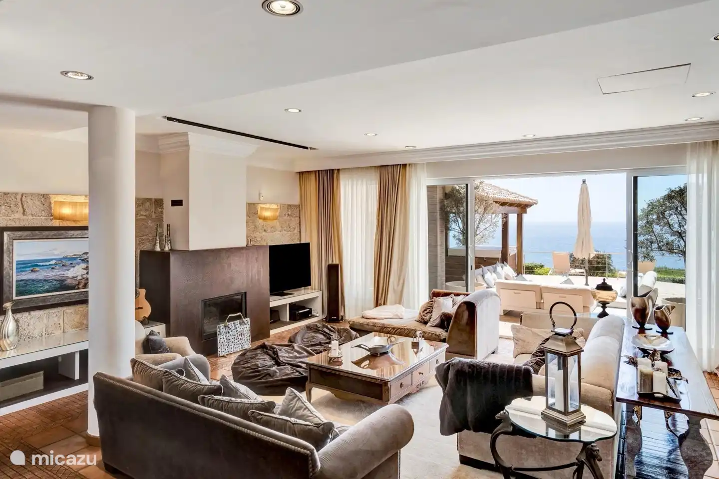 Salón lujosamente amueblado con sofás maravillosamente cómodos y cine en casa