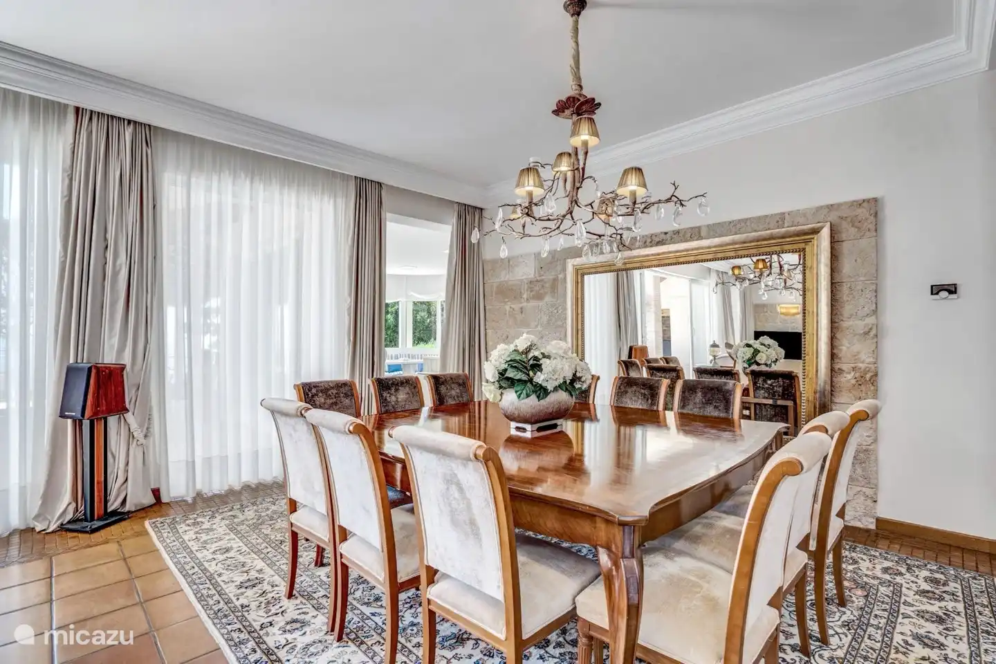 Preciosa y espaciosa mesa de comedor ubicada directamente al lado de la cocina.