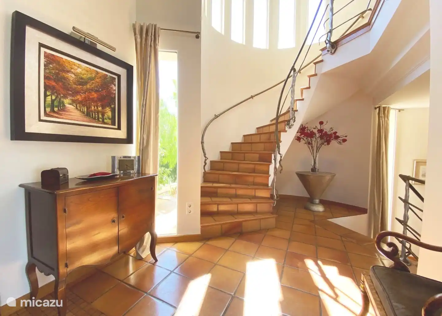 Elegante escalera (la misma al otro lado del pasillo) que conduce al 1er piso.