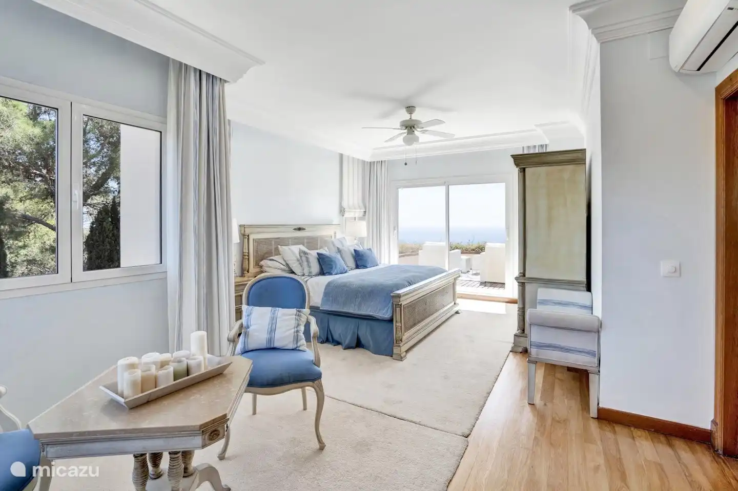 Dormitorios principales maravillosamente cómodos con sala de estar independiente, vestidor y un lujoso baño privado.