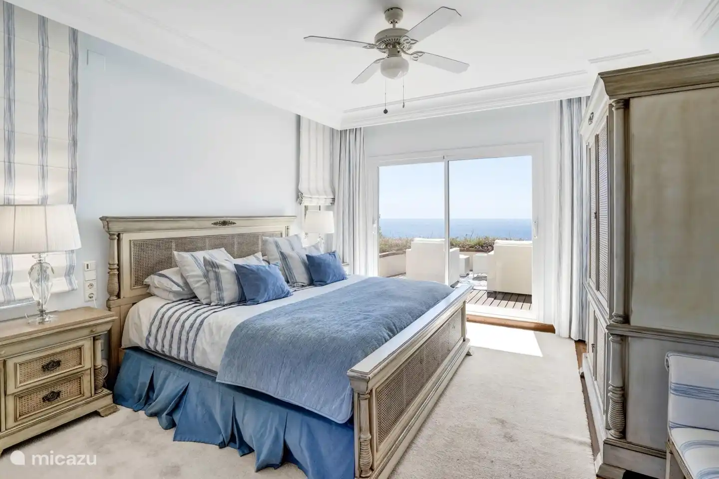 Cómoda cama doble con terraza privada y sala de estar.